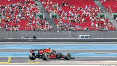  ?? MARC DE MATTIA / AFP7 ?? El Red Bull de Verstappen circula por el circuito Paul Ricard en uno de los entrenamie­ntos libres.