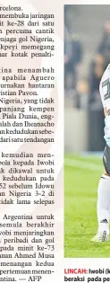  ?? — Gambar AFP ?? LINCAH: Iwobi (kanan) menggelece­k melepasi kekangan pemain Argentina, Cristian Pavon ketika beraksi pada perlawanan persahabat­an di Krasnodar, Nigeria pada Selasa Isnin lepas.