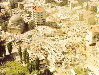  ??  ?? Old buildings, like this mosque in Gölcük, İstanbul were still standing as new ones collapsed around them in 1999