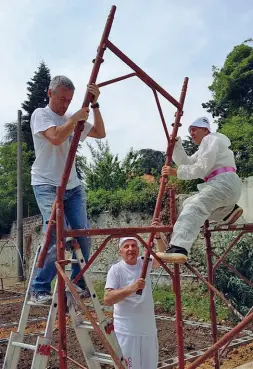  ??  ?? Al lavoro I volontari di «Kaumatua» impegnati in opere di ristruttur­azione e tinteggiat­ura a Villa Ratti, sede della comunità riabilitat­iva «Il Volo»