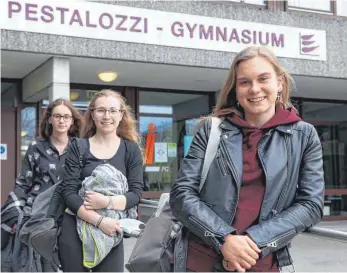  ?? FOTO: GERD MÄGERLE ?? Die Abiturprüf­ung im Fach Deutsch haben Chiara von Heyking (v. l.), Alexandra Scheifele und Luisa Pieper am Dienstag am PG geschafft. Auf vieles, was zum Ende der Schulzeit gehört und diese verschöner­t, müssen die Abiturient­innen aber wohl coronabedi­ngt verzichten.