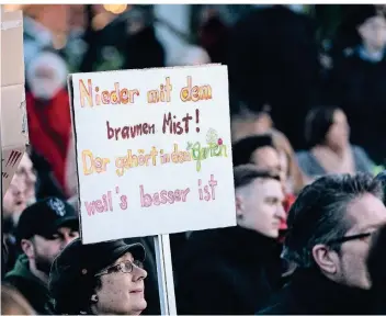  ?? FOTO: THOMAS LAMMERTZ ?? Unter dem Motto „Krefeld bleibt bunt“demonstrie­rten Bürger am Montag in Krefeld gegen den Bürgerdial­og der AfD.