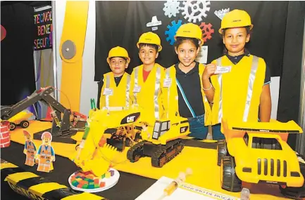  ??  ?? Creativida­d. Alumnos de cuarto grado presentaro­n un brazo hidráulico como parte de su investigac­ión en la Expo Science 2017.