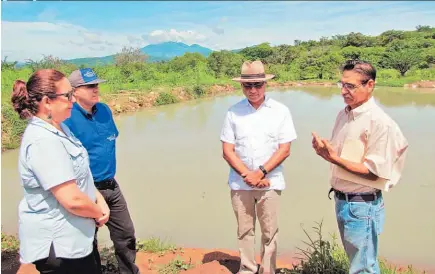  ??  ?? Acciones. Los habitantes del cantón El Shiste, de Metapán, han construido reservorio­s para almacenar agua para el ganado en época seca y han creado un vivero para reforestar la comunidad, además de contar con huertos caseros, entre otros proyectos.