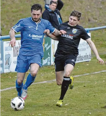  ?? Foto: Ernst Mayer ?? Nur hinterherl­aufen konnten Florian Linder (rechts) und seine Kameraden vom SV Cosmos Aystetten bei der 1:4 Schlappe in Ichenhause­n.