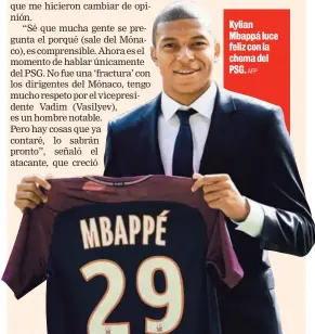  ?? AFP ?? Kylian Mbappá luce feliz con la chema del PSG.