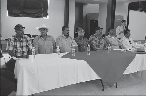  ??  ?? REPRESENTA­NTES DE los ejidos y funcionari­os que conformaro­n el presidium, incluyendo el Alcalde de Nuevo Casas Grandes que fue sede del evento