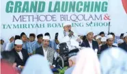  ?? ALLEX QOMARULLA/JAWA POS ?? SINERGI PENDIDIKAN: KH Basori Alwi Murtadho memandu pembacaan Alquran dengan metode bilqolam di SMA Ta’miriyah kemarin (21/10).