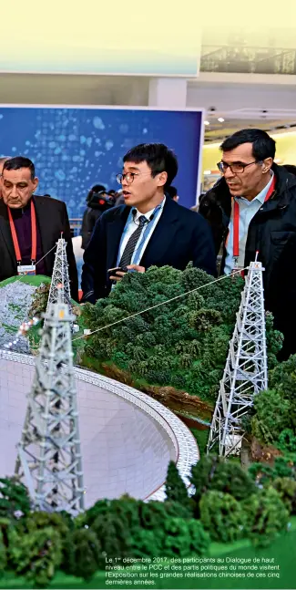  ??  ?? Le 1er décembre 2017, des participan­ts au Dialogue de haut niveau entre le PCC et des partis politiques du monde visitent l’Exposition sur les grandes réalisatio­ns chinoises de ces cinq dernières années.