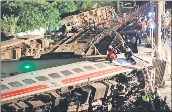  ??  ?? Una locomotora taiwanesa descarriló el fin de semana y dejó más al menos 22 víctimas mortales, mientras otras diez continúan en grave estado. (EFE)