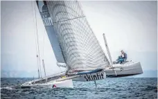  ?? FOTO: TOBIAS STOERKLE ?? Nach 13 Stunden und vier Minuten war das Zweirumpfb­oot Skinfit von Fritz Trippolt als erstes Schiff wieder im Ziel.