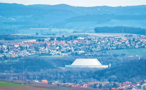  ?? FOTO: BERND WEISSBROD/DPA ?? Neckarwest­heim 2 startete den Betrieb am 1. November 1989. Es gehört zu den letzten drei Atomkraftw­erken, die aktuell noch laufen.