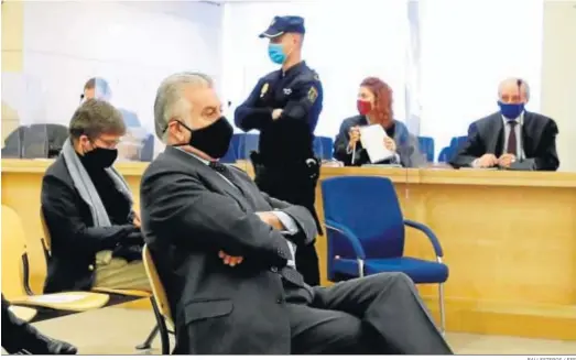  ?? BALLESTERO­S / EFE ?? El ex tesorero del PP Luis Bárcenas, sentado ayer en el banquillo de los acusados en la primera sesión del juicio por la financiaci­ón irregular de la formación.