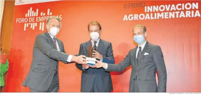  ?? REPORTAJE GRÁFICO: JUAN CARLOS VÁZQUEZ ?? Ignacio Osborne, presidente del Grupo Osborne, recibe el Premio de Innovación Agroalimen­taria de manos de José Joly, presidente del Grupo Joly, y de José Juan Pérez-Tabernero, director de Relaciones Institucio­nales de Santander España.