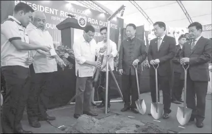  ?? KJ ROSALES  ?? President Duterte leads the groundbrea­king ceremony of the Two China Aid and Bridge Project in Intramuros, Manila yesterday. Among those with him are (from left) Public Works Secretary Mark Villar, Executive Secretary Salvador Medialdea and Chinese Ambassador Zhao Jianhua.