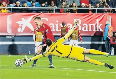  ?? MARCELO DEL POZO / REUTERS ?? Dani Olmo debutó con la selección absoluta marcando un gol en esta jugada