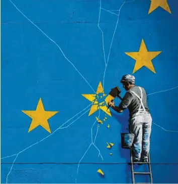  ?? Foto: Matt Dunham, dpa ?? Das Brexit‰Wandbild von Banksy in Dover zeigt einen Mann, der die EU‰Flagge mit einem Hammer entfernt. Damit er das nicht schafft, braucht es Reformen. Wieder einmal.