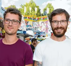  ?? Foto: Silvio Wyszengrad ?? Sie haben einen besonderen Blick auf den Plärrer: Matthias Schwering (links) und Paul Waninger kümmern sich als Streetwork­er um Jugendlich­e, die sich hier treffen. Auf dem Volksfest begann in Augsburg die Streetwork Arbeit.