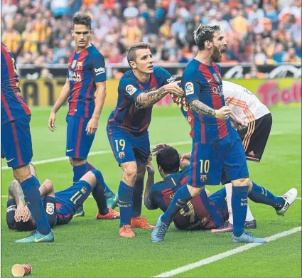  ?? FOTO: PERE PUNTÍ ?? Messi, en Mestalla La visita a Valencia, que acabó con polémica el año pasado, es una de las más complicada­s que le quedan al Barça