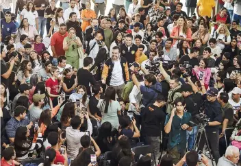  ?? ?? EL EMECISTA Jorge Álvarez Máynez saluda a los estudiante­s del Centro Universita­rio de Los Lagos, ayer.