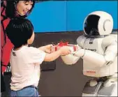  ?? KURITA KAKU / GETTY ?? Imagen de un niño y un robot en Japón