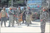  ?? ANI ?? ■
Army personnel move towards encounter site in Hardshiva village of north Kashmir’s Sopore on Thursday.