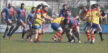  ?? (Photo Laurent Martinat) ?? Par bonheur, le pack seynois a livré un combat féroce permettant à son équipe de marquer deux essais et d’arracher le nul.