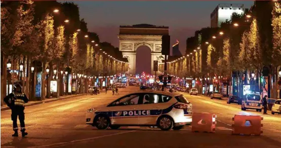  ??  ?? Polícia de Paris reforça a segurança na avenida Champs-Elysées depois do ataque de atirador que deixou um policial morto e outros dois feridos