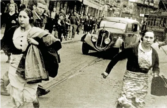  ??  ?? HUYENDO DE LAS
BOMBAS. Casi un mes antes del fin de la batalla de Brunete (26 de julio de 1937), las fuerzas sublevadas realizaron un intenso bombardeo sobre Bilbao (arriba) hasta que la ciudad cayó el 18 de junio de 1937.