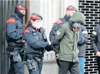  ?? MOSSOS D'ESQUADRA ?? Moment de la detenció d’un dels integrants de l’organitzac­ió criminal