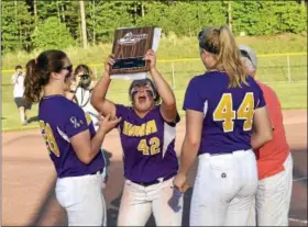  ?? STAN HUDY - SHUDY@DIGITALFIR­STMEDIA.COM ?? Ballston Spa’s Grace Thompson (42) celebrates with the championsh­ip plaque with teammates Jillian Nitchman (44) and Sarah Pritchard (28) Tuesday afternoon after the Section II Class AA championsh­ip game against Columbia at Luther Forest Fields.