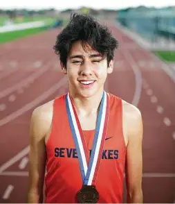 ?? Elizabeth Conley / Staff photograph­er ?? Seven Lakes senior Ruben Rojas wanted to land on the medals stand at the state meet, and he made it happen with a late surge to a third-place finish.