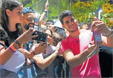  ?? ?? Carlos Alcaraz se hace un autorretra­to con unos aficionado­s en las instalacio­nes del Rio Open.