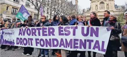  ?? ?? activistas sostienen una pancarta que dice ‘El aborto es un derecho fundamenta­l’, durante una manifestac­ión frente a la Universida­d La Sorbona en París, Francia