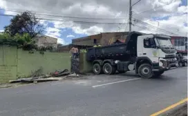  ?? JOSÉ CORDERO ?? Las familias trataron de encontrar algo que les serviera.