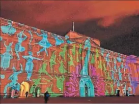  ?? HT PHOTO ?? Projection on the facade of Buckingham Palace depicting India’s national bird, peacock.