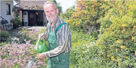  ?? FOTO: THOMAS LAMMERTZ ?? Günter Göbels hat seinen Garten aufgeteilt: Im vorderen Teil blühen Blumen und Sträucher, im hinteren Teil wachsen Obst und Gemüse. Der 75-jährige Naturschüt­zer verzichtet auf Chemie, bevorzugt Bienen und Regenwürme­r.