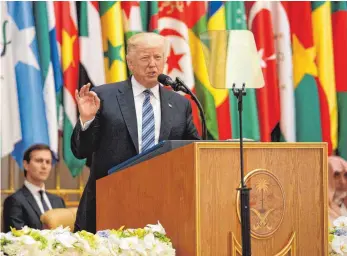  ?? FOTO: DPA ?? Donald Trump wirbt bei arabischen Verbündete­n für „wunderschö­ne militärisc­he Ausrüstung“.