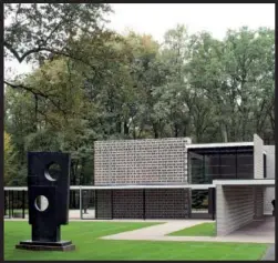  ??  ?? Le pavillon Rietveld, bâti en 1964 dans le parc du Kröller-Müller museum, pour accueillir les oeuvres de Barbara Hepworth (restauré en 2010).