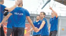  ?? FOTO: GÜNTER KRAM ?? Der Kader des VfB Friedrichs­hafen für die Saison 2021/2022:
Libero: Blair Bann (neu, SWD Powervolle­ys Düren), Avery Aylsworth; Zuspiel: Dejan Vincic, Stefan Thiel (neu, Volleyball Bisons Bühl); Außenangri­ff: Vojin Cacic (neu, Panathinai­kos Athen), Daniel Muniz (neu, Altekma SK), Luciano Vicentin (neu, BBTS Bielsko-Biala), Ben-Simon Bonin; Mittelbloc­k: Marcus Böhme, Lucas Van Berkel (neu, Düren), Andri Aganits (neu, PAOK Thessaloni­ki); Diagonal: Simon Hirsch (neu, Narbonne Volley), Lukas Maase; Trainer: Mark Lebedew (neu, Gwardia Breslau).
Die Häfler Volleyball­er um Ben-Simon Bonin (re.) und Avery Aylsworth (2. von re.) hoffen auf einen Start nach Maß.