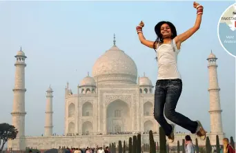  ??  ?? Gioiello In visita al Taj Mahal, patrimonio Unesco tra le sette meraviglie del mondo (Alessio Mamo/Redux/Contrasto)