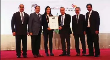  ??  ?? SEGi University’s vice-chancellor Prof Dr Patrick Kee receiving the award from QS (Quacquarel­li Symonds) Asia’s managing director Mandy Mok. Also present to receive the award is group president / executive director of SEGi University and Colleges Datuk...