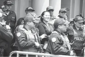  ?? — Gambar Reuters ?? KE PENJARA: Keiko Fujimori (tengah) diiringi polis ketika meninggalk­an Istana Keadilan selepas seorang hakim mengarahka­nnya untuk kembali ke penjara di Lima kelmarin.