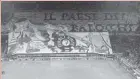  ??  ?? Koreofragi­a e Interit kishte të gjithë dozën e ironisë që tregon rivaliteti­n mes këtyre dy skuadrave. Në banderolë shihej një e shkruar: "Mirësevini në qytetin e 'lojërave'", ndërsa tregonte Pinokun, që simbolizon gënjeshtar­in ku shihte nga 35 titujt...