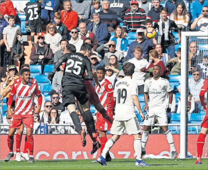  ??  ?? ÉPICA. Courtois subió al área a rematar el último córner del partido. El guardameta belga hizo valer su altura, pero su remate de cabeza se marchó a la izquierda de la portería.