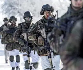  ??  ?? Photo ci-dessus : Des soldats danois en opération au cours de l’exercice « Scorpion Strike » qui s’est tenu en Lituanie, le 21 février 2018. Alors que les trois États baltes cristallis­ent les démonstrat­ions de force entre l’OTAN et la Russie, les forces de l’Alliance cherchent notamment à les protéger d’une attaque russe contre leurs sources d’approvisio­nnement en carburant, civil comme militaire. (© NATO)