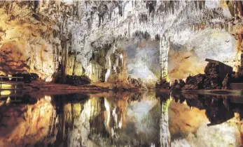  ?? ?? El espejo de agua, uno de los rincones favoritos de la cueva.