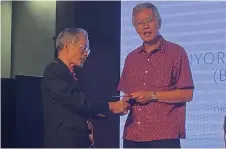  ?? ?? FoSM president Datuk Ose Murang (right) presents a memento to John.