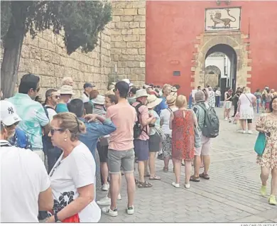  ?? JUAN CARLOS VÁZQUEZ ?? Un grupo de turistas hace cola a las puertas del Alcázar.