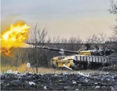  ?? EFREM LUKATSKY / AP ?? Un tanque ucraniano abre fuego en Chasiv Yar, en la región de Donetsk, el pasado 29 de febrero.